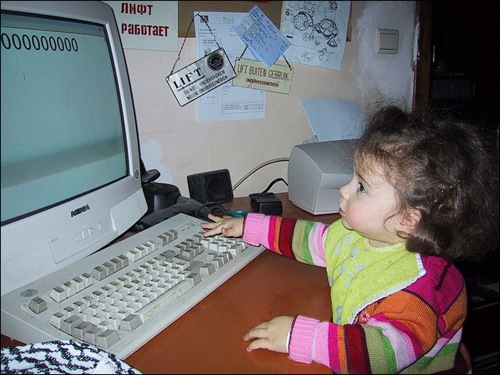 Zelie op computer in 2000